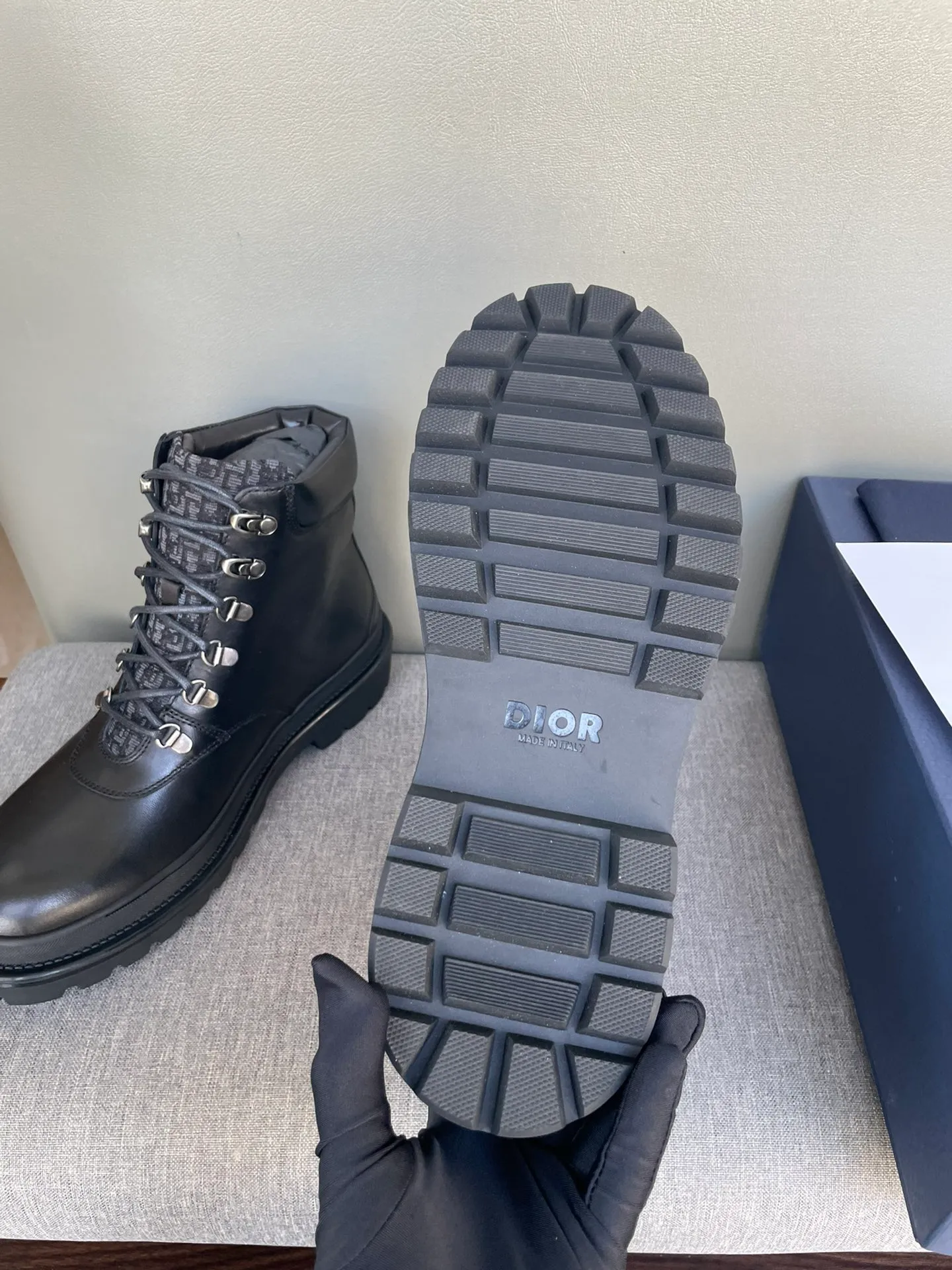 [DIOR] Top P: 1000💰 Number of yards: 39~44 (38.45 custom-made, non-refundable) Dior Dior~ Winter series, original 1:1 development Casual men's leather shoes Heavy investment, shoes and boots are made of imported cowhide + imported Dior special fabric Not easy to deform black cowhide lining Dior large hardware inlay Original TPU vacuum outsole, black cowhide Black open edge beads Military green suede Black suede Khaki suede leather is crafted by a large factory, and the perfect product is only prepared for you who know your taste! Any comparisons are welcome.